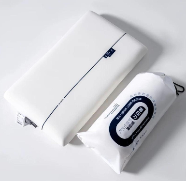 Almohada Nubara™ de memory foam blanca con costura azul noche, junto a su bolsa con cordón