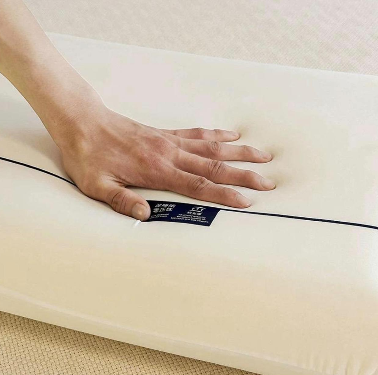 Huella de la mano marcada en la espuma de la almohada Nubara™